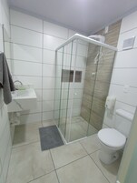 Ducha, toallas, jabón, shampoo