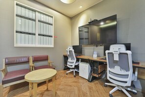 尊荣双人房 | 办公桌、遮光窗帘、免费 WiFi、床单