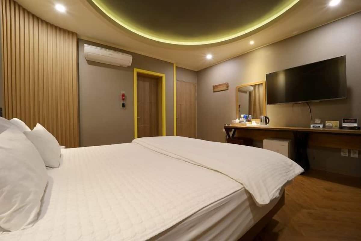 Desk, blackout curtains, free WiFi, bed sheets
