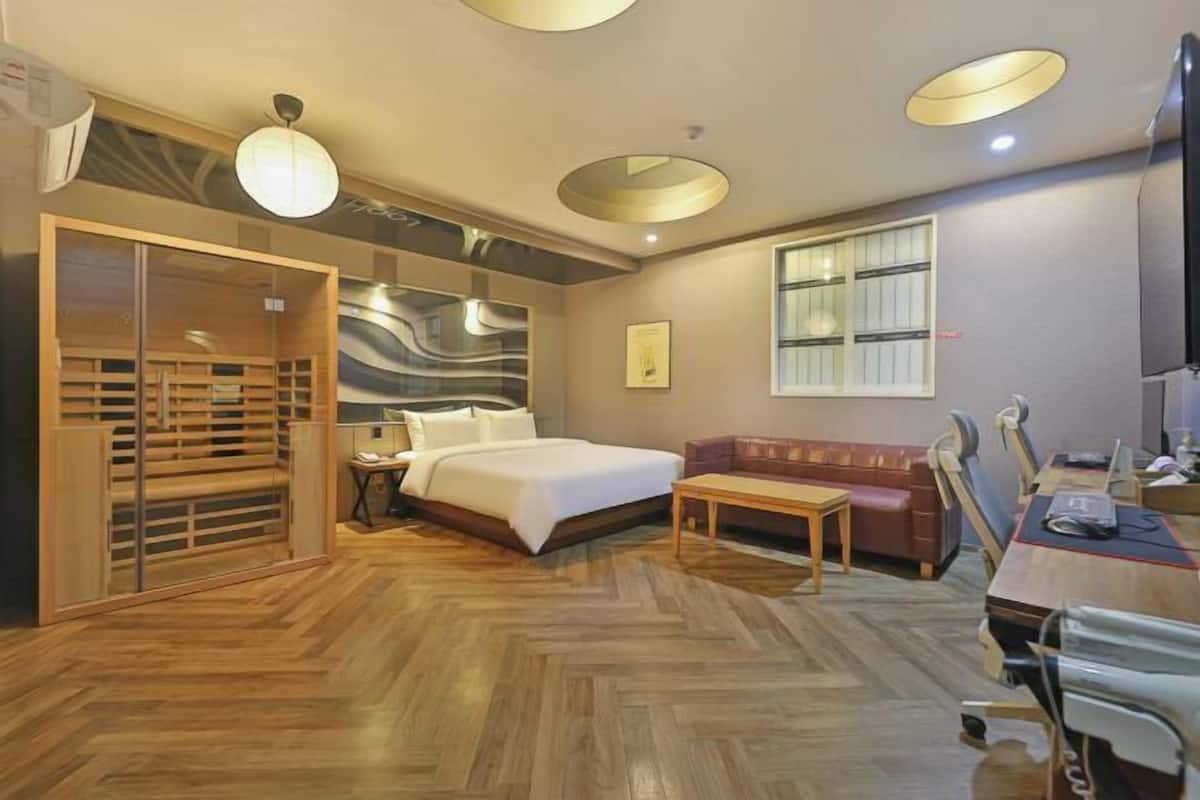 Desk, blackout curtains, free WiFi, bed sheets
