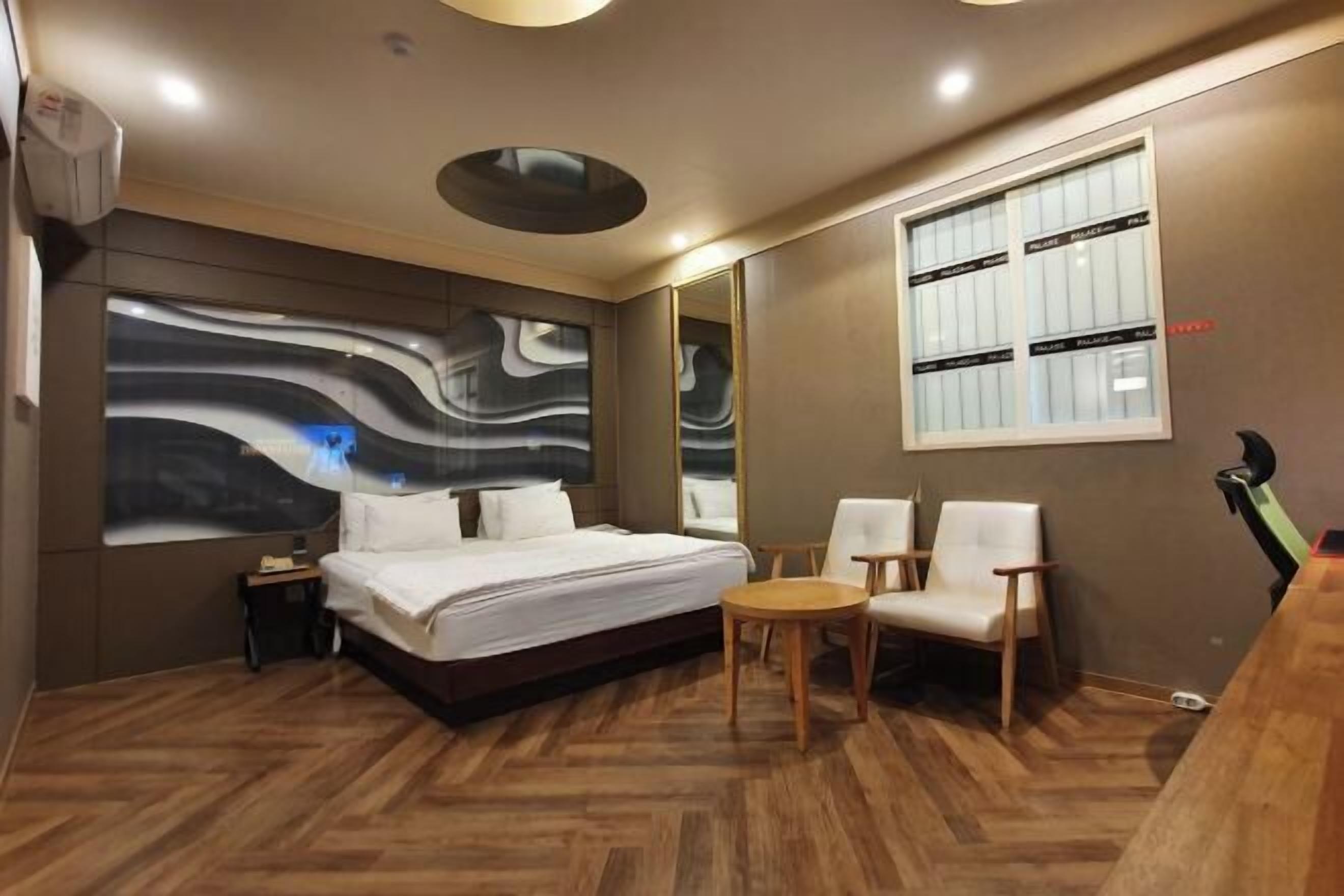 Desk, soundproofing, free WiFi, bed sheets