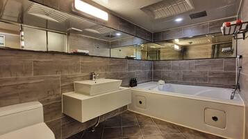 Deluxe Room | Bathroom | Separate bathtub and shower, jetted bath, free toiletries, hair dryer