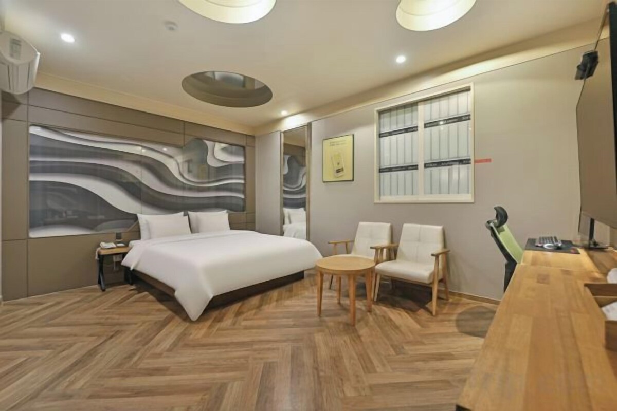 Desk, blackout curtains, free WiFi, bed sheets