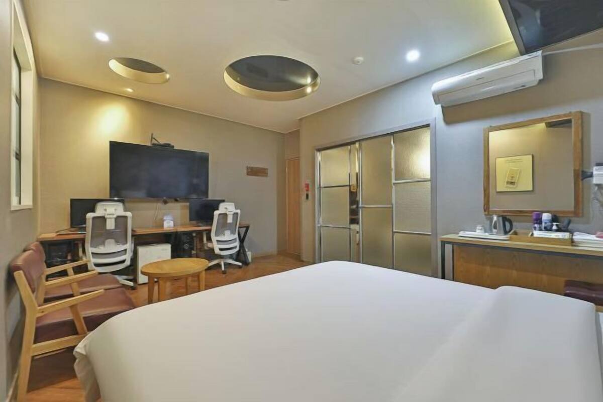 Skrivebord, mørklægningsgardiner, gratis Wi-Fi, sengetøj