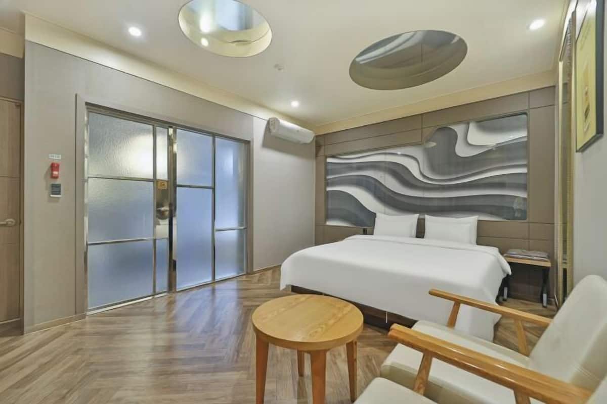 Escritorio, cortinas blackout, wifi gratis y ropa de cama