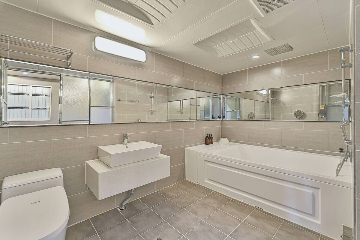 Premium Double Room | Bathroom | Separate bathtub and shower, free toiletries, hair dryer, slippers
