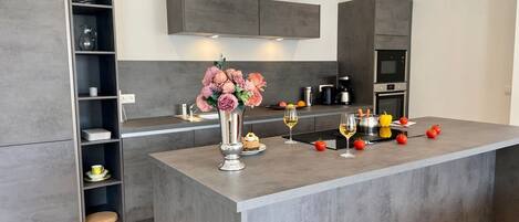 Fridge, oven, stovetop, dishwasher