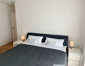 2 bedrooms, iron/ironing board, WiFi