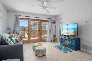 Fernseher, Tischfußball, Tischtennisplatte, Bücher