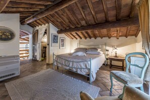 1 habitación, tabla de planchar con plancha y cuna de viaje 