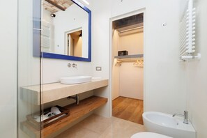 Dusche, Haartrockner, Bidet