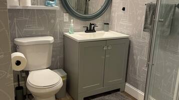 Een douche, een haardroger, handdoeken, zeep