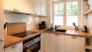 Wasserkocher mit Kaffee-/Teezubehör, Kühlschrank, Herdplatte