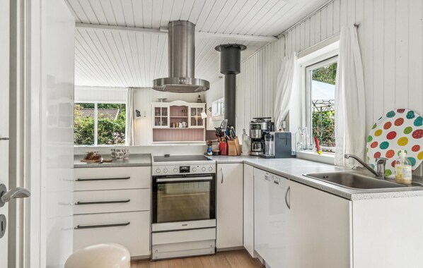 Køleskab, kogeplade, opvaskemaskine, kaffe-/temaskine