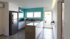 9 Bahías Condo Balcón | مطبخ خاص | ثلاجة/مجمد بحجم كبير، فرن، خلاط، مستلزمات طهي/أطباق/أوعية