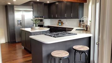 Frigorífico, microondas, horno y placa de cocina