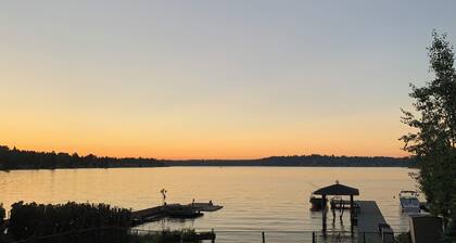 Lake Stevens Lake Front Retreat- family friendly