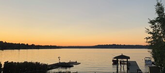 Lake Stevens Lake Front Retreat- family friendly