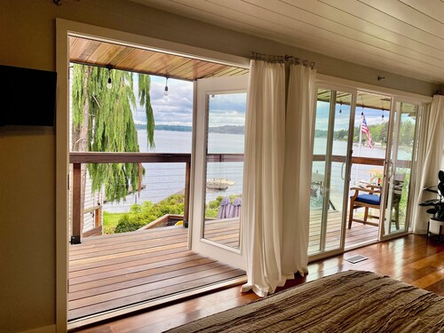 Lake Stevens lake front retreat- family friendly
