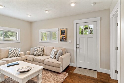 Midtown Casita W/ Walking Distance To Downtown!
