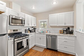 Kühlschrank, Mikrowelle, Ofen, Herdplatte