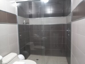 Haartrockner, Handtücher, Seife, Toilettenpapier