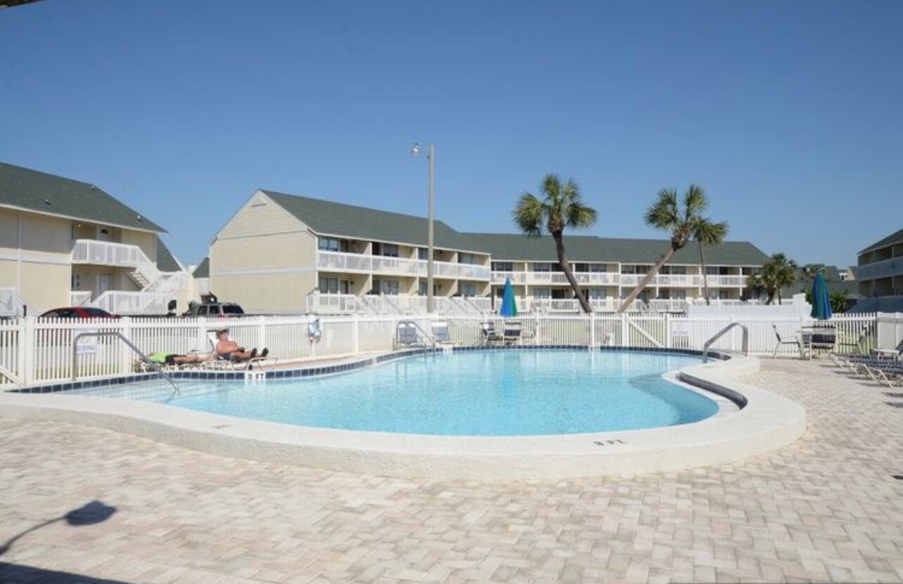 Een buitenzwembad en een verwarmd zwembad