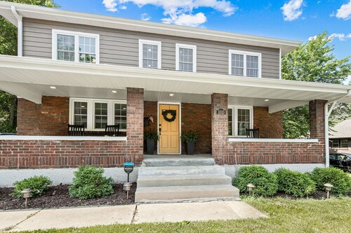 Spacious & Cozy near Downtown ~ HotTub ~ Game Room
