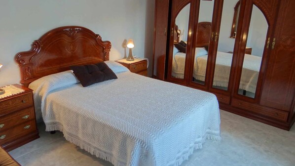 3 bedrooms, iron/ironing board, bed sheets