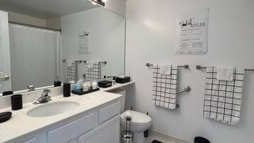 Secadora de cabello, toallas, jabón, shampoo