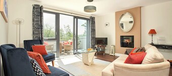 Dingle View Apartment by Stay YNA.