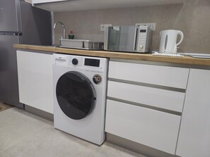 Cookware/dishes/utensils