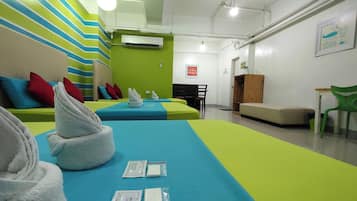 Family Room | Desk, free WiFi