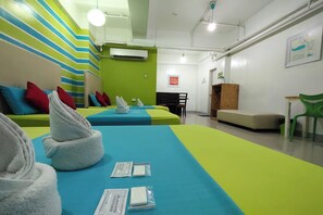 Family Room | Desk, free WiFi