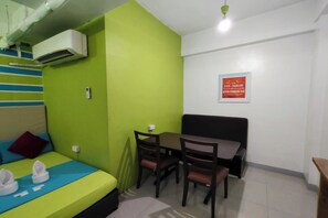 Family Room | Desk, free WiFi - Yuj Inn Pasay (Pasay)