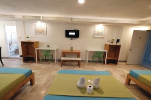Chambre familiale | Bureau, fer et planche à repasser, accès au Wi-Fi (inclus)