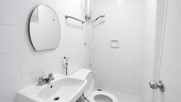 Un baño moderno con inodoro, lavabo y ducha.
