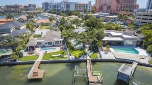 Un complejo turístico con varias piscinas, un puerto deportivo y una variedad de edificios, incluyendo hoteles y viviendas.