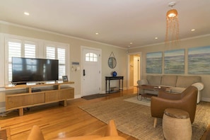 TV, offices - Coconut Cottage @ CLW Beach! (Clearwater)