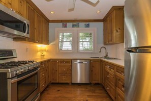 Kylskåp, mikrovågsugn, ugn och kaffe- och tebryggare