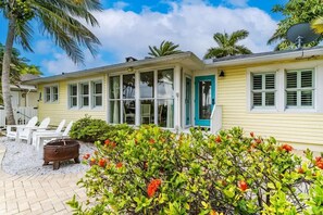 Exterior - Coconut Cottage @ CLW Beach! (Clearwater)