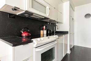 Réfrigérateur, micro-ondes, four, plaque de cuisson