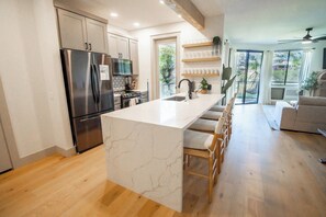 冷蔵庫、電子レンジ、オーブン、コンロ