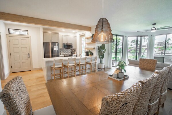 冷蔵庫、電子レンジ、オーブン、コンロ