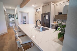 冷蔵庫、電子レンジ、オーブン、コンロ