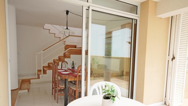 A dining area with a table, chairs, and a potted plant. - House for summer rental close to the beach.HUTG-071958 (l'Escala)