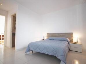 3 bedrooms, iron/ironing board, WiFi, bed sheets - House for summer rental close to the beach (l'Escala)