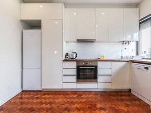 Kühlschrank, Mikrowelle, Ofen, Geschirrspüler