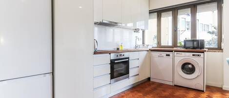 Kühlschrank, Mikrowelle, Ofen, Geschirrspüler