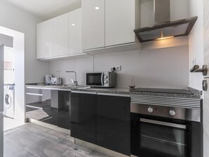 Kjøleskap, mikrobølgeovn, ovn og oppvaskmaskin